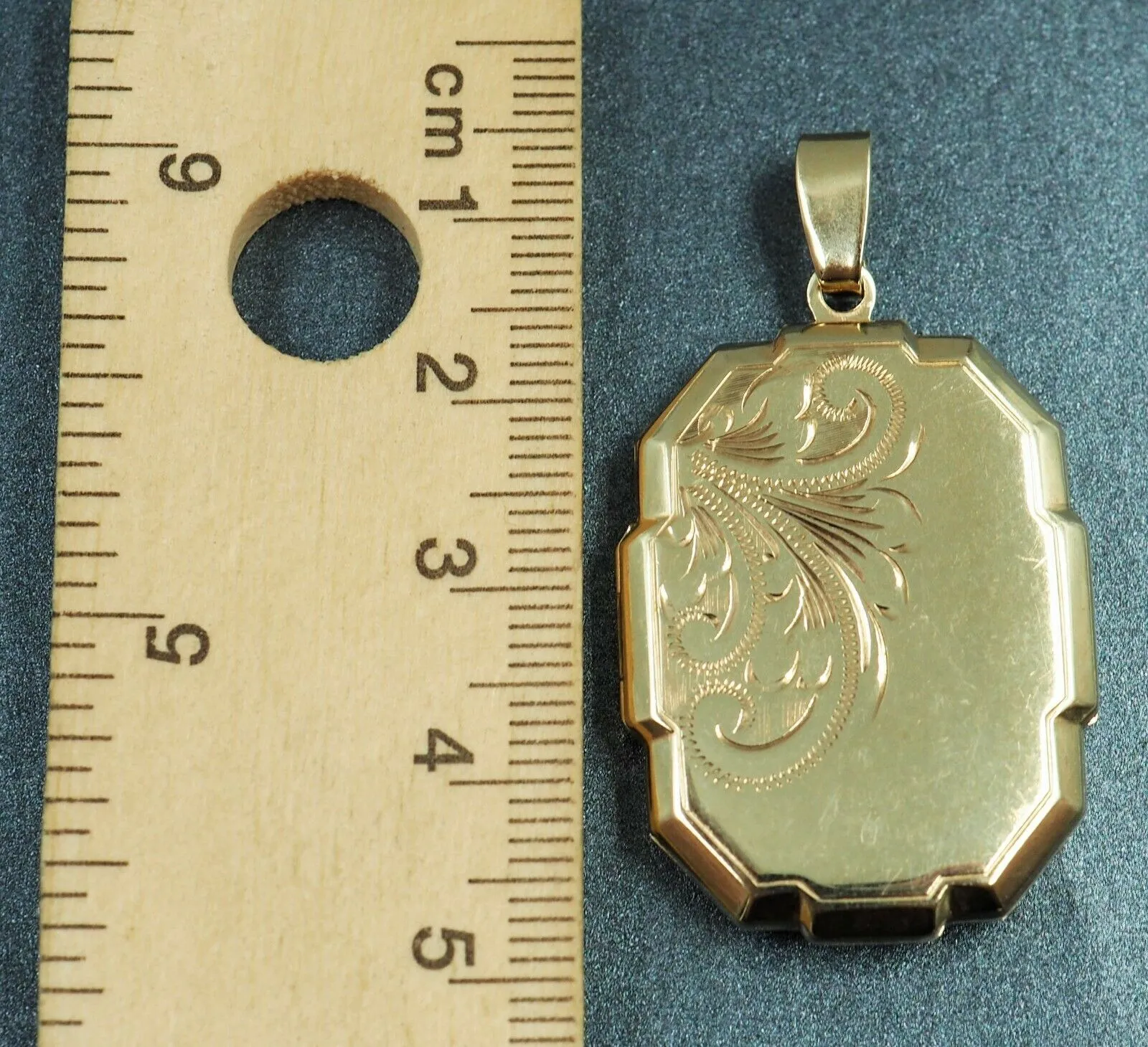 Vintage 9ct Yellow Gold Hand Engraved Hinged Locket Fine Collectable Jewellery